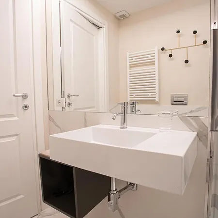 Duomo Apt With Mini Private Pool شقة